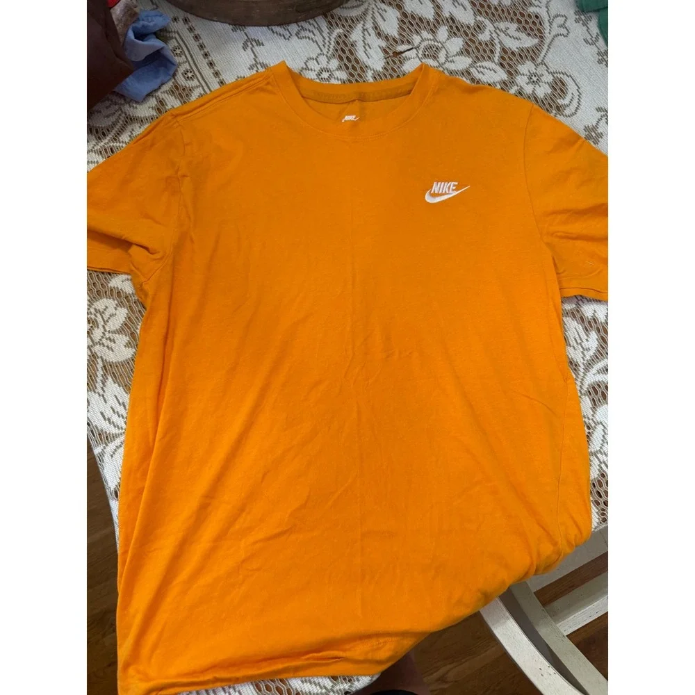 Nike Sportswear Essential Tee Mens Medium Orange Embroidered Futura Logo T-Shirt